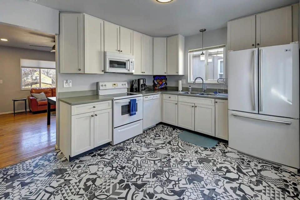 Fully equipped kitchen. Along with many other products and appliances, we also offer a refrigerator, microwave, coffee machine, and more!