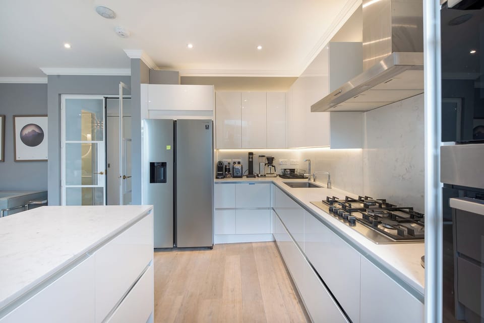 Apartment (2 Bedrooms) | Private kitchen | Fridge, microwave, oven, stovetop