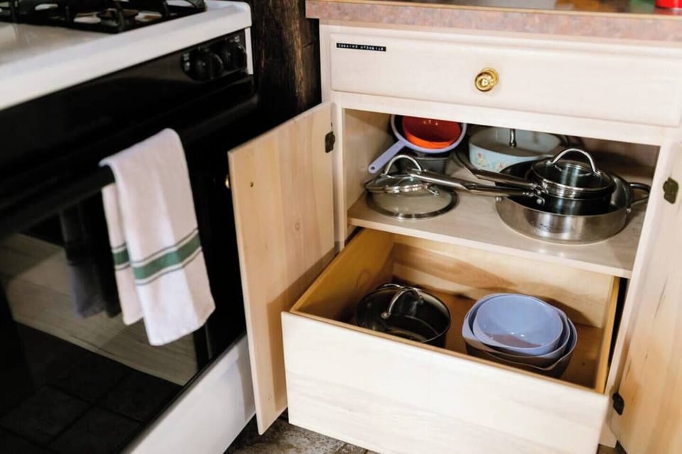 You'll find all the cookware you need, neatly organized!