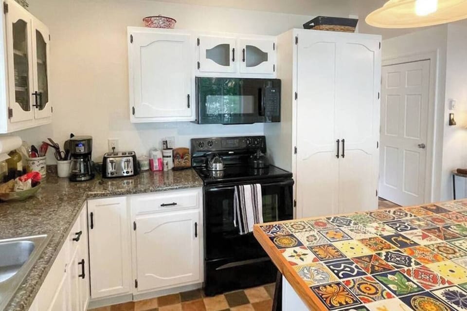 Plenty of storage, and everything you need for  your culinary masterpieces. 