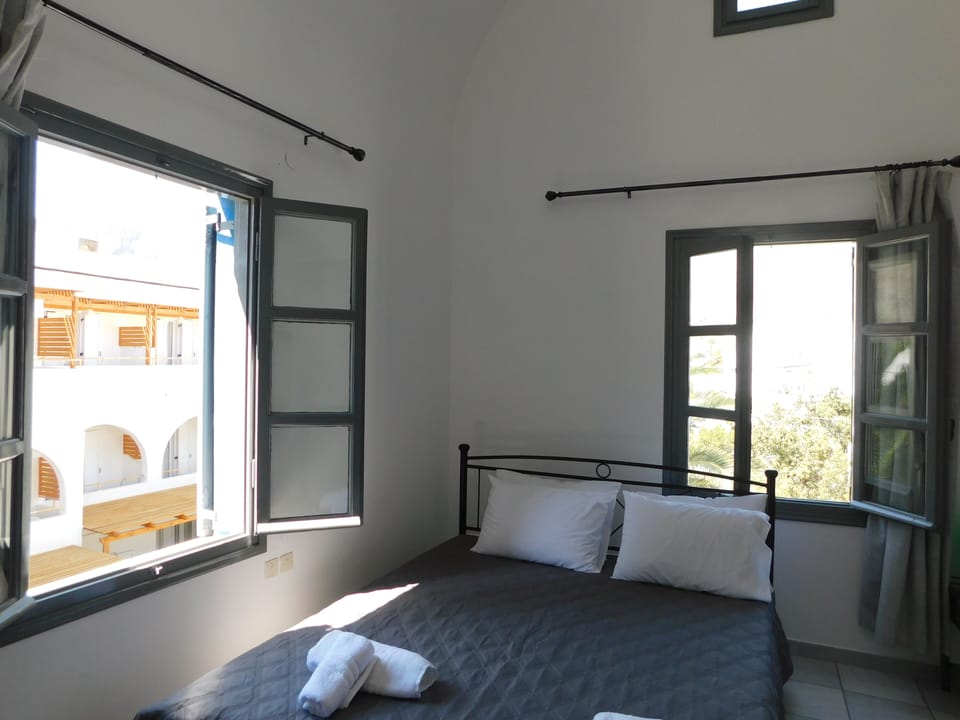 Deluxe Double Room, 1 Queen Bed, City View | Free WiFi