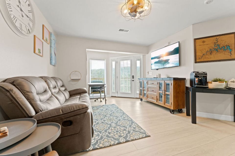 All new furnishings, gorgeous floors