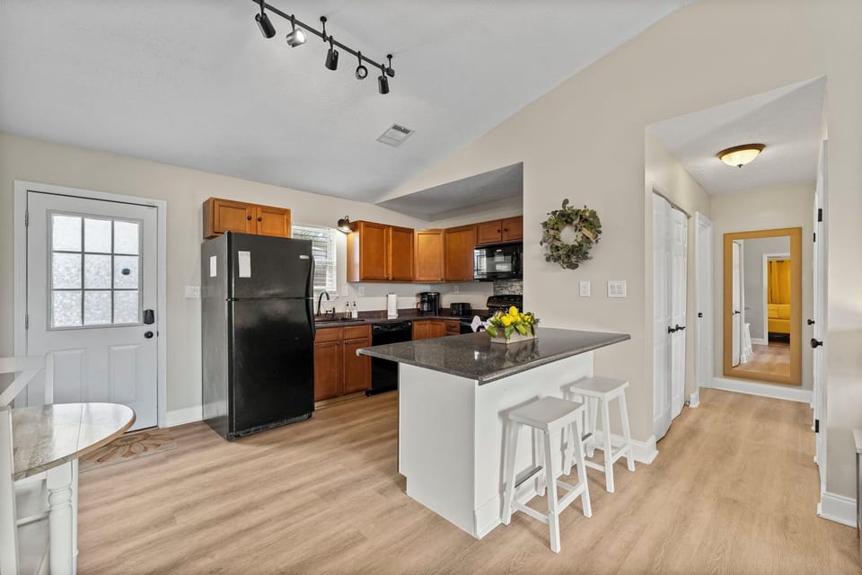 Sit at the counter for an afternoon snack! A full kitchen! 
