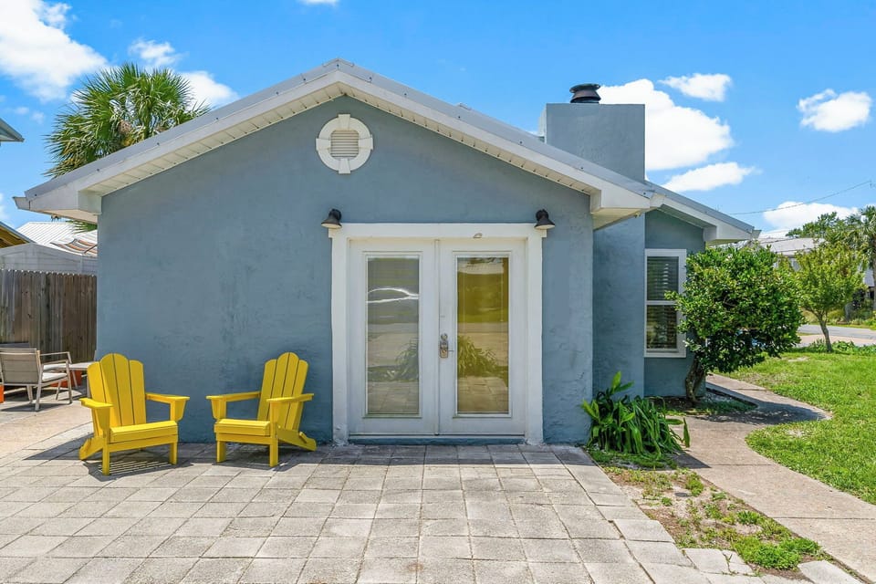 Why wait for elevators? Walk to the beach! Quiet neighborhood vibes! 