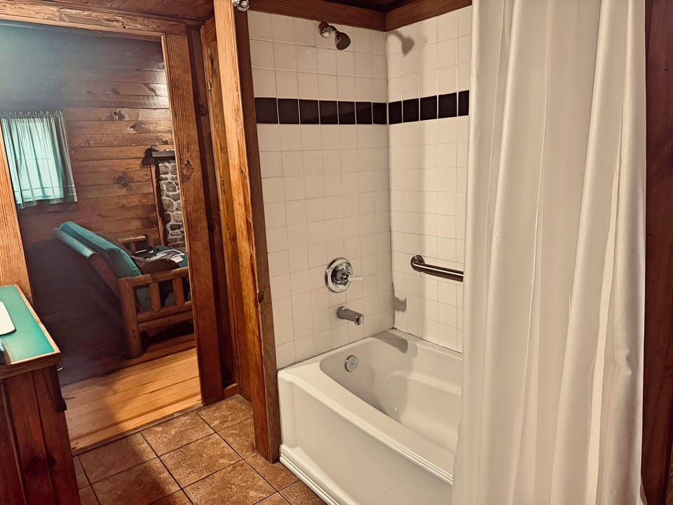 Full Bathroom-Tub/Shower
