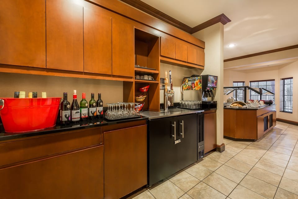 Enjoy complimentary breakfast and social receptions with free drinks on some evenings.
