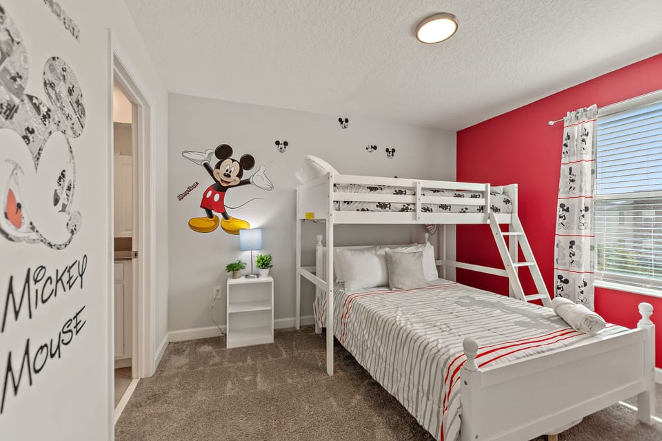 The ‘Touch of Magic’. Full-Size double bed under twin bunk