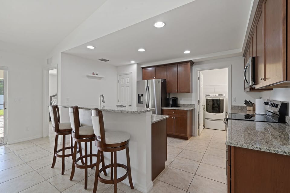 Kitchen and breakfast bar seating for 3