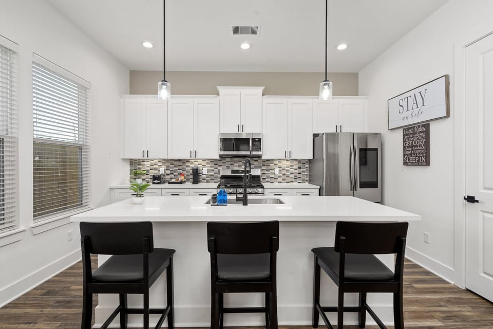 Full service kitchen equipped with everything you need to prepare that awesome dinner!