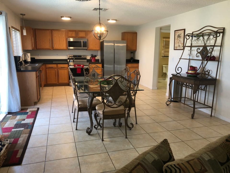 Fully equipped kitchen with service for 10.