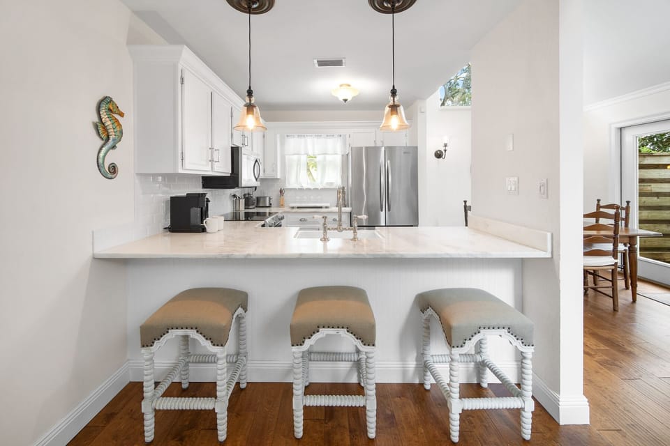 🍳 Fully Equipped Gourmet Kitchen and Bar table