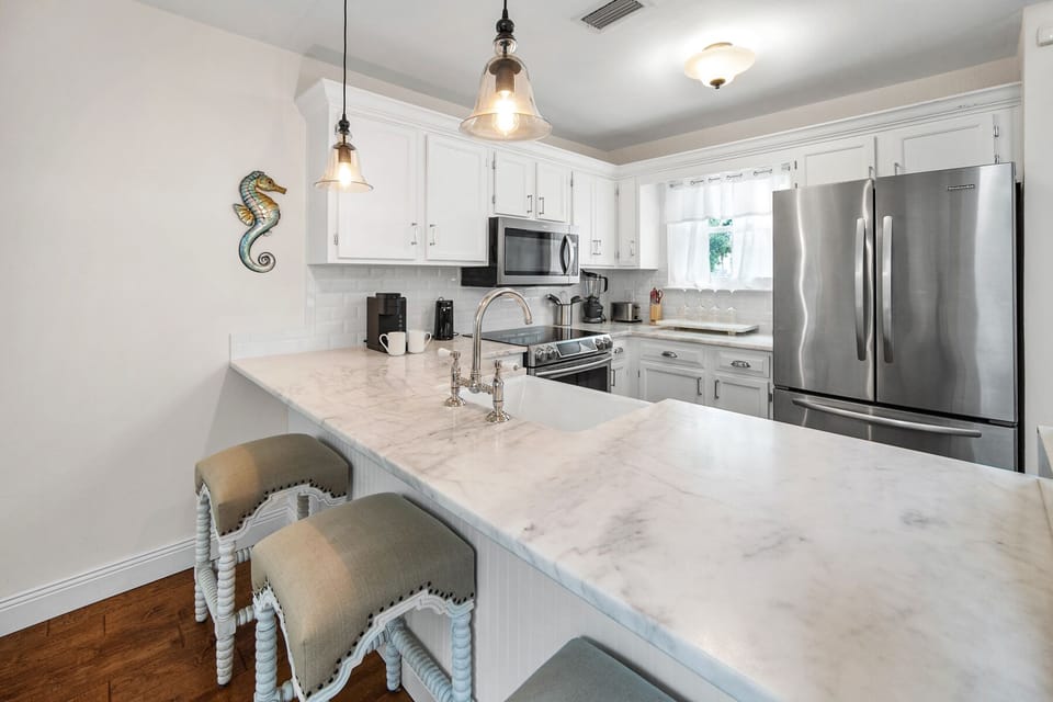 🍳 Fully Equipped Gourmet Kitchen and Bar table