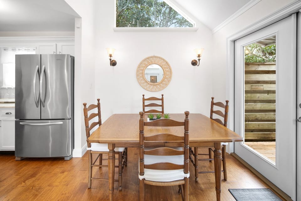 🍽️ Dining Room – Spacious table and chairs for family meals.