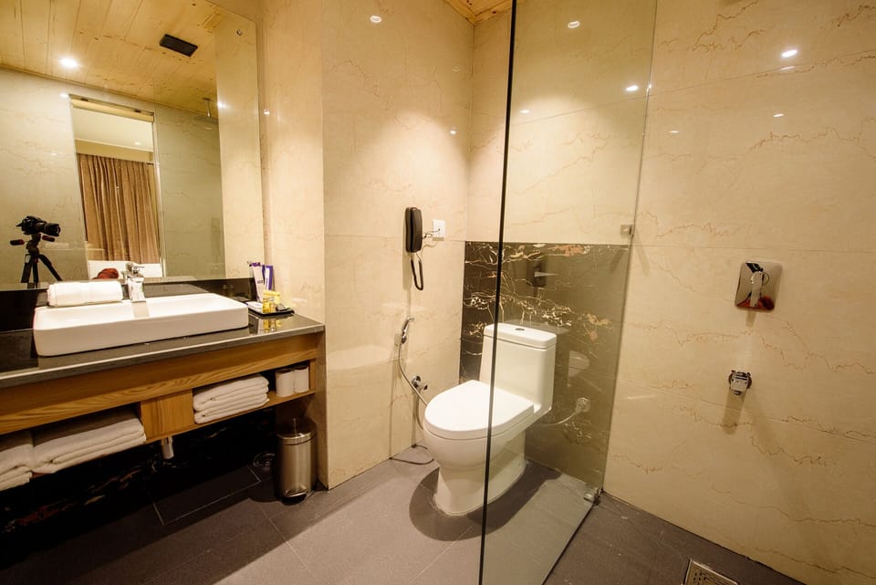 Shower, rainfall showerhead, free toiletries, hair dryer