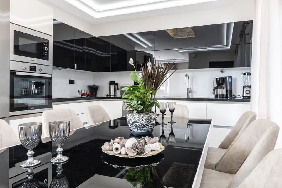 Deluxe Villa | Private kitchen | Full-size fridge, microwave, oven, stovetop