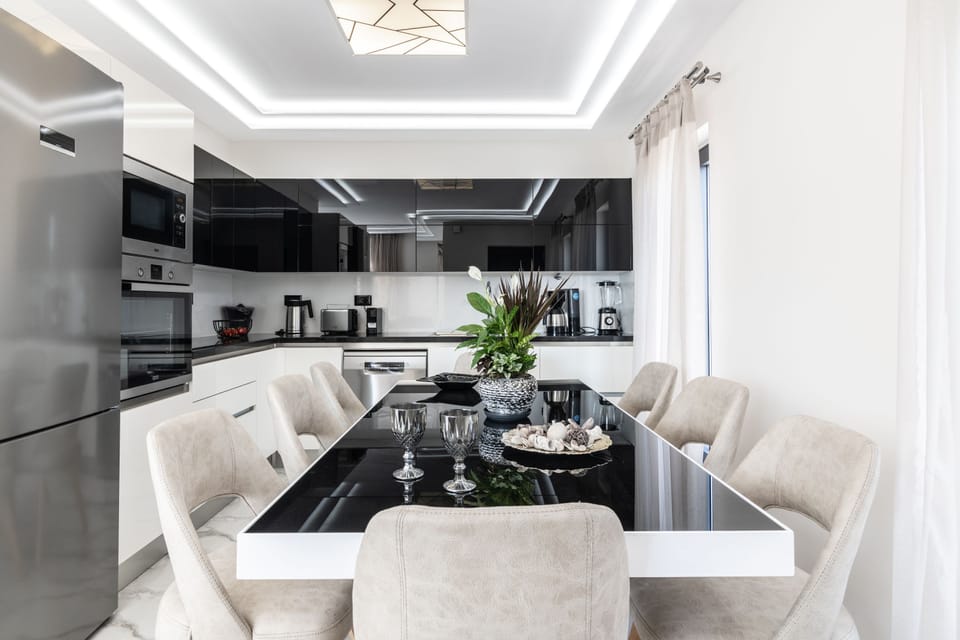 Deluxe Villa | Private kitchen | Full-size fridge, microwave, oven, stovetop