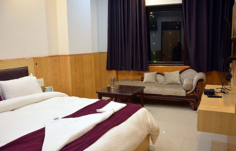 Junior Double Room | Egyptian cotton sheets, premium bedding, pillowtop beds, minibar