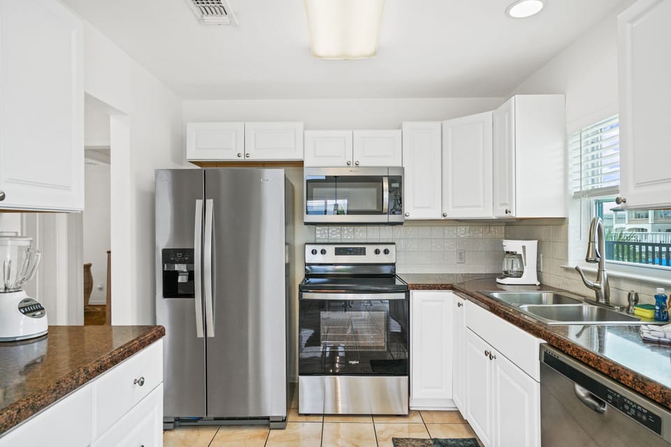 Full-size fridge, microwave, oven, stovetop