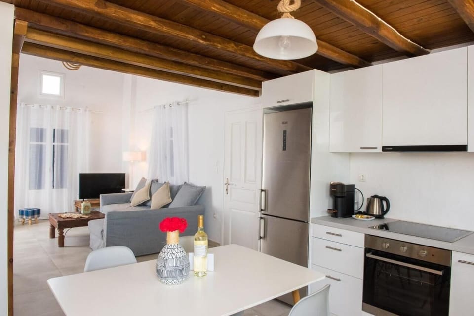 Villa | Private kitchen | Full-size fridge, microwave, oven, stovetop