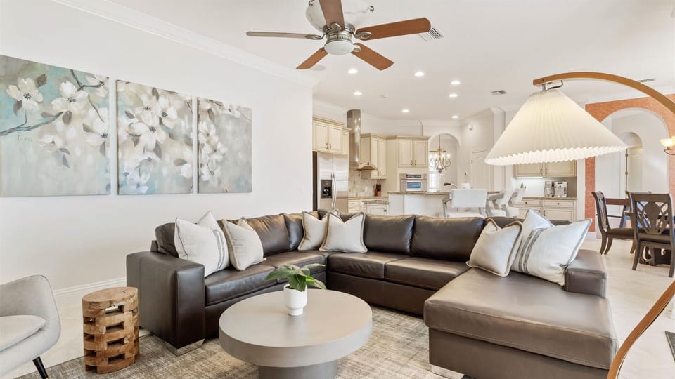 This bright and spacious area is perfect for travelers seeking a comfortable and convenient stay.