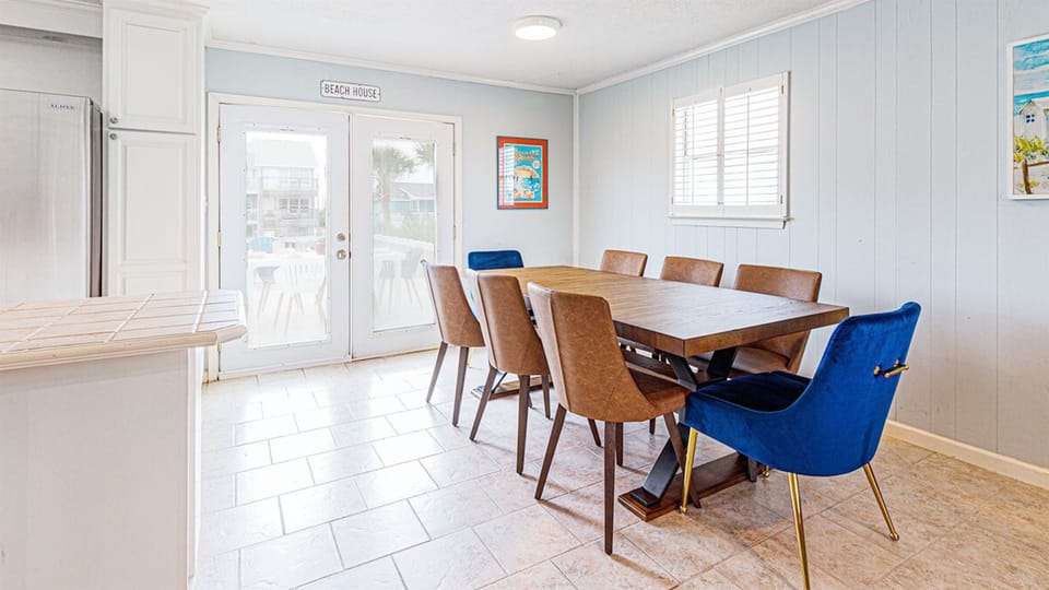 Open and bright dining table