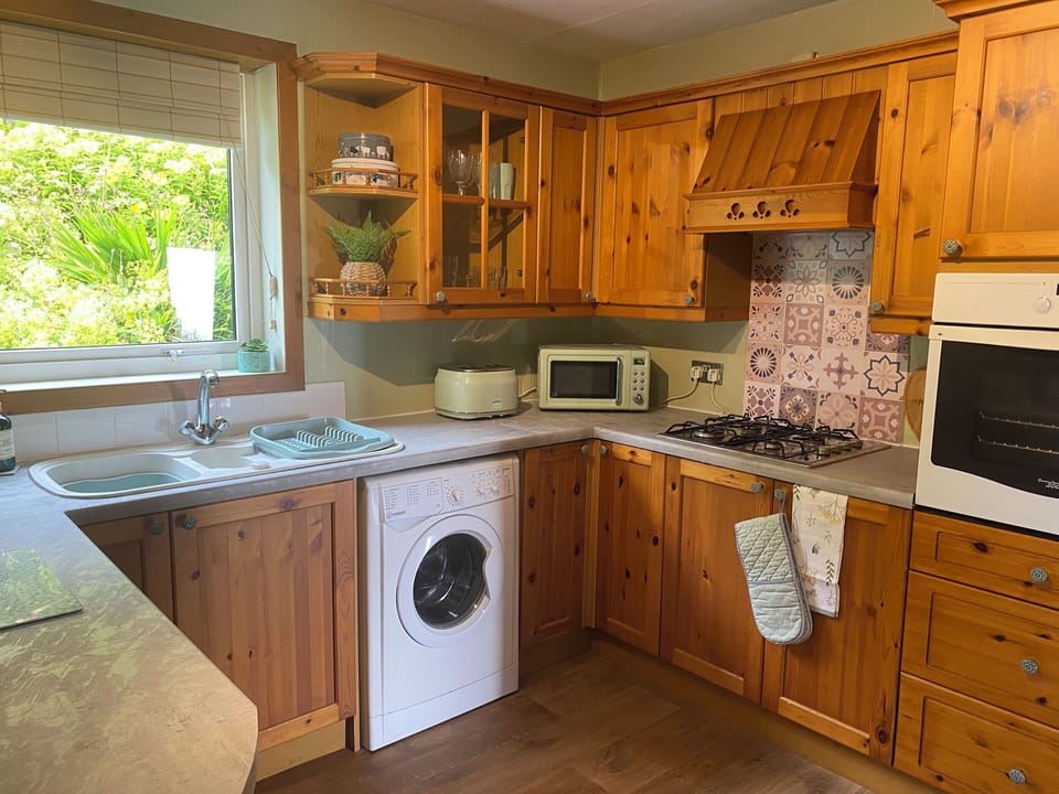Cottage | Private kitchen | Electric kettle, cookware/dishes/utensils