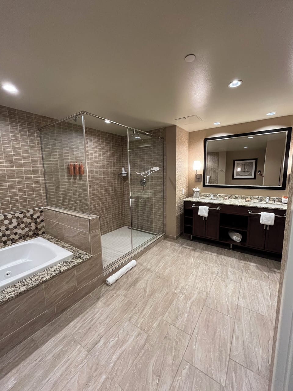 Junior Room, 1 King Bed | Bathroom | Shower, hair dryer, towels, soap