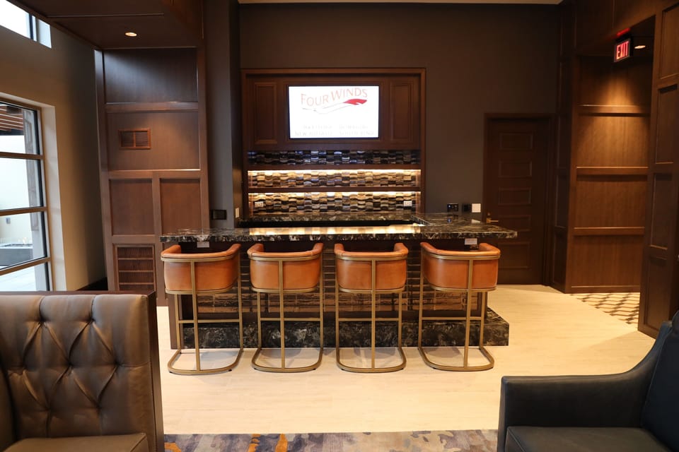 2 bars/lounges