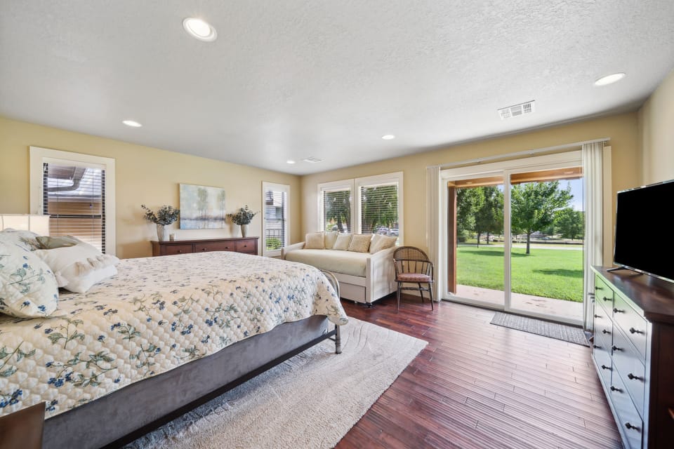 Large King Master bedroom with twin daybed/trundle