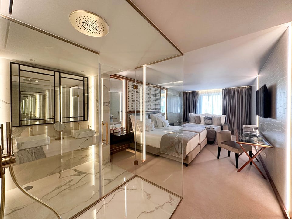Family Double or Twin Room (Deluxe) | Bathroom | Shower, rainfall showerhead, free toiletries, hair dryer