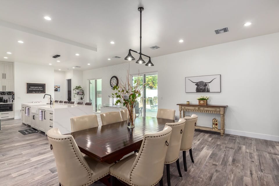 formal seating for 8 guests