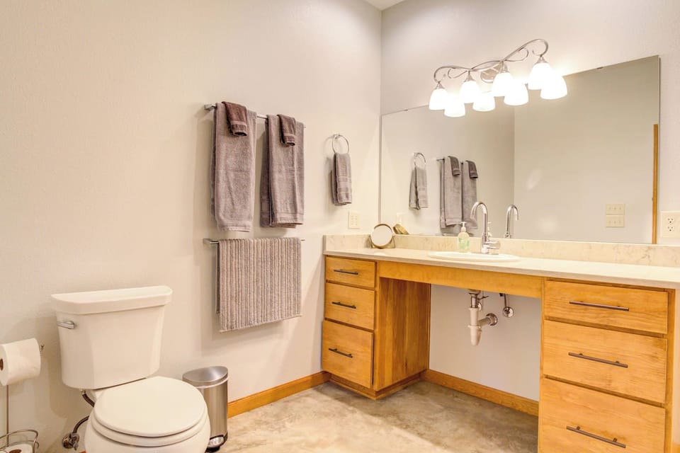 Fresh and fluffy linens are provided in the second master bath, as they are throughout the house!