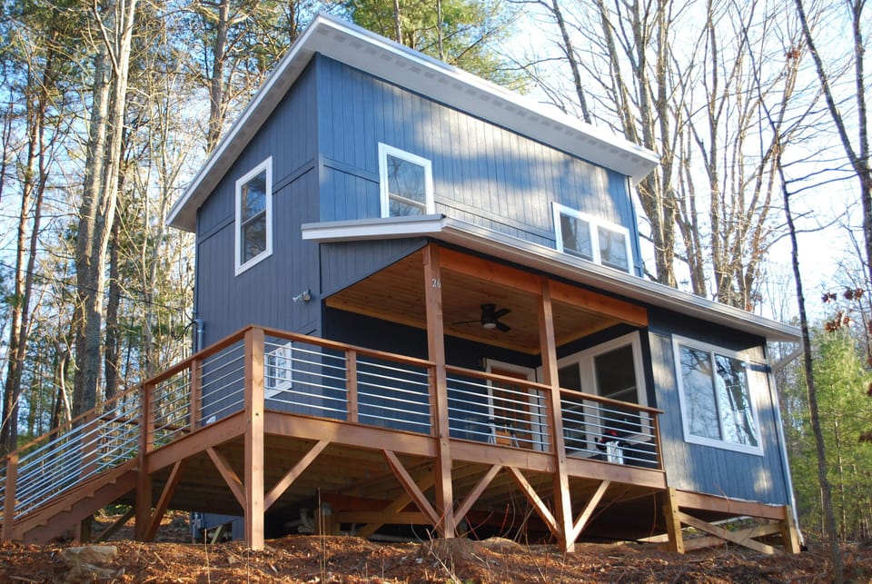 2 Bedroom, 1 bathroom cottage with large front deck for endless relaxing 