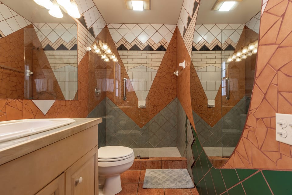 Queen Bathroom