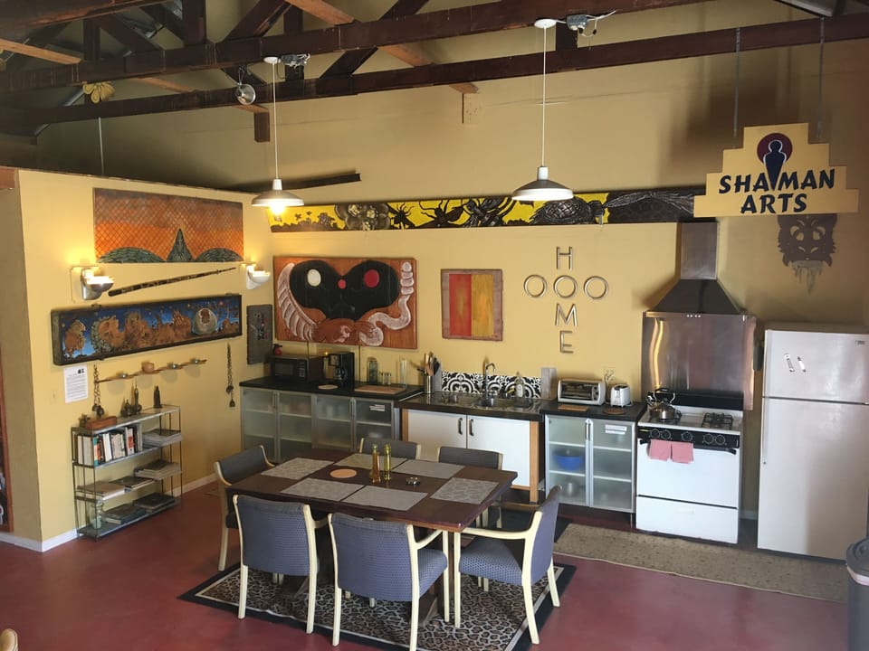 MAGIC MOUNTAIN WAREHOUSE; Fully Equipped Kitchen, Seating for 5 guests