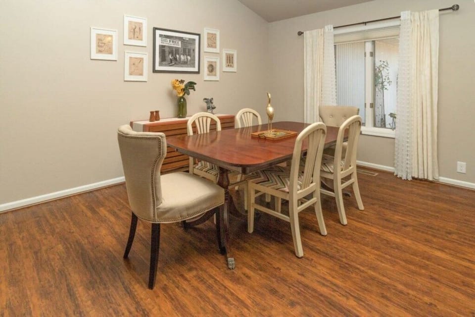 Dining Area seats 6