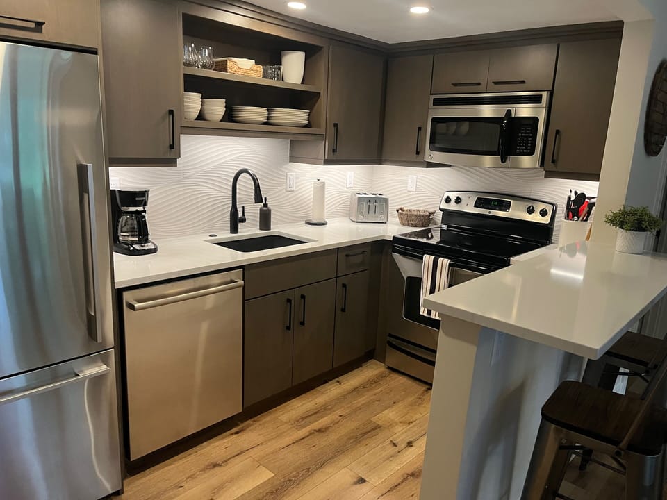 QUARTZ COUNTER TOPS AND STAINLESS STEEL APPLIANCES
