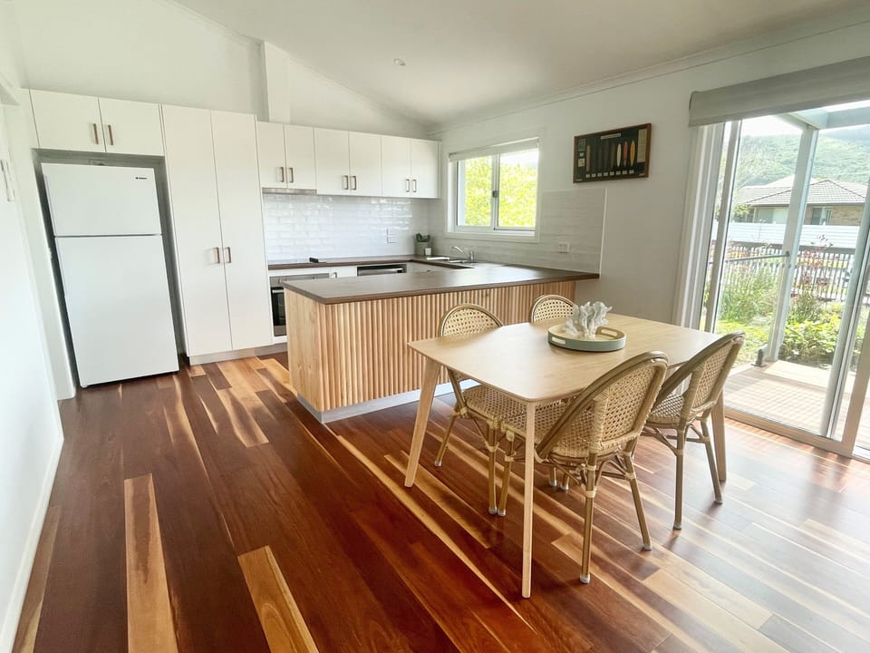 Silvertop Retreat @ Apollo Bay - kitchen and dining area