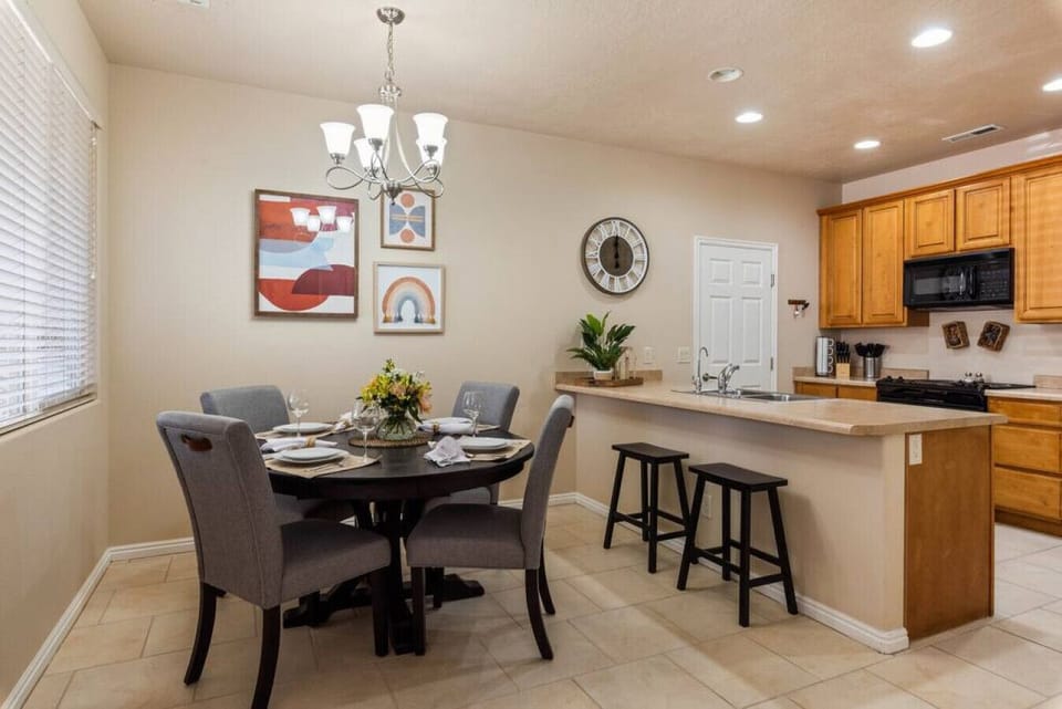 Dining area and breakfast bar