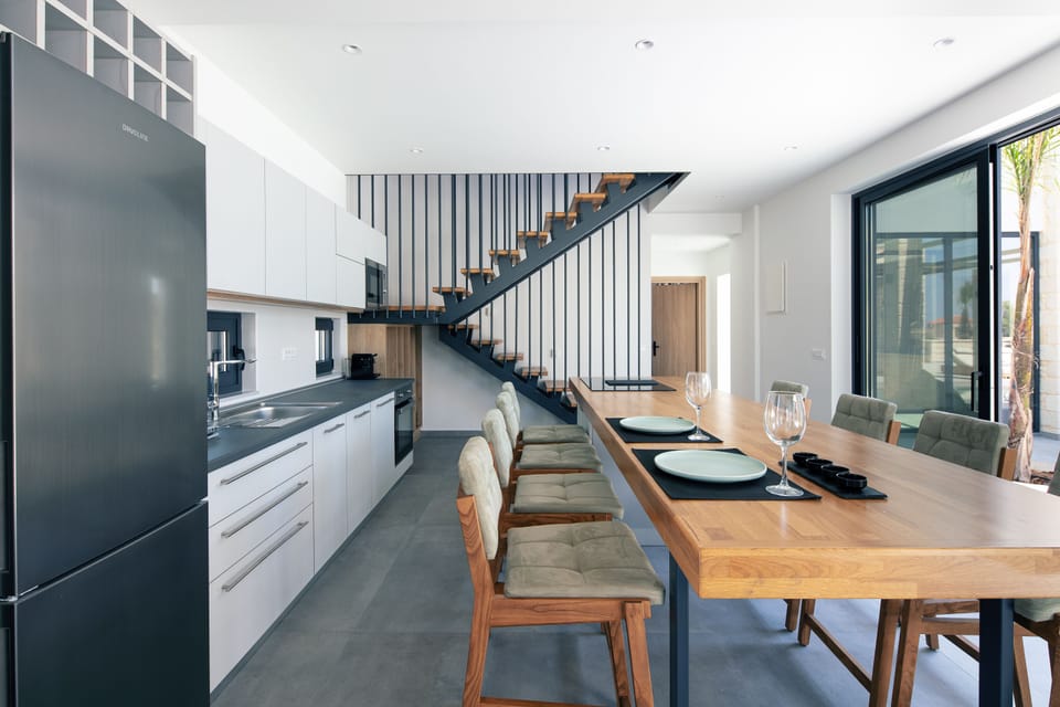 Open-plan kitchen, fully equipped for easy cooking and dining.