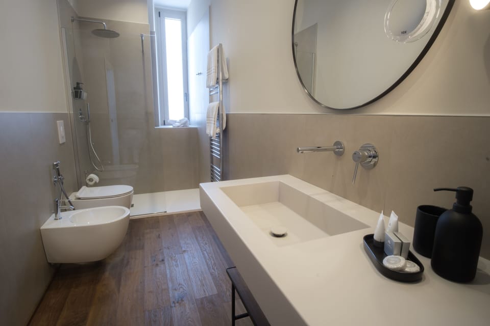 Junior Suite | Bathroom | Shower, free toiletries, hair dryer, bidet