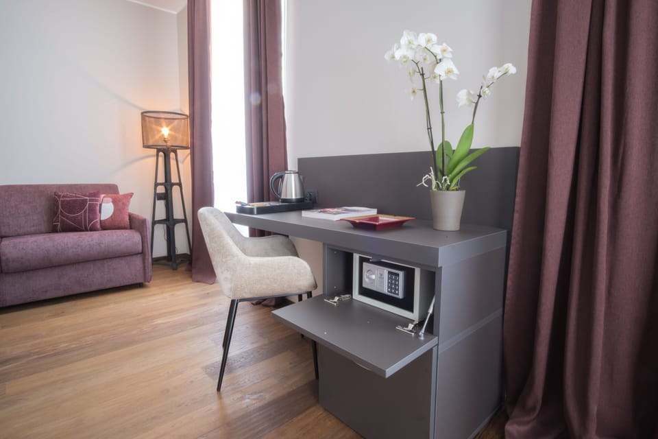 Junior Suite | Minibar, in-room safe, desk, soundproofing