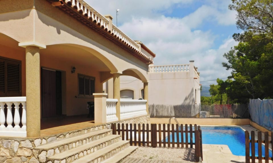 Agradable Villa con Piscina Chalet in Baix Ebre