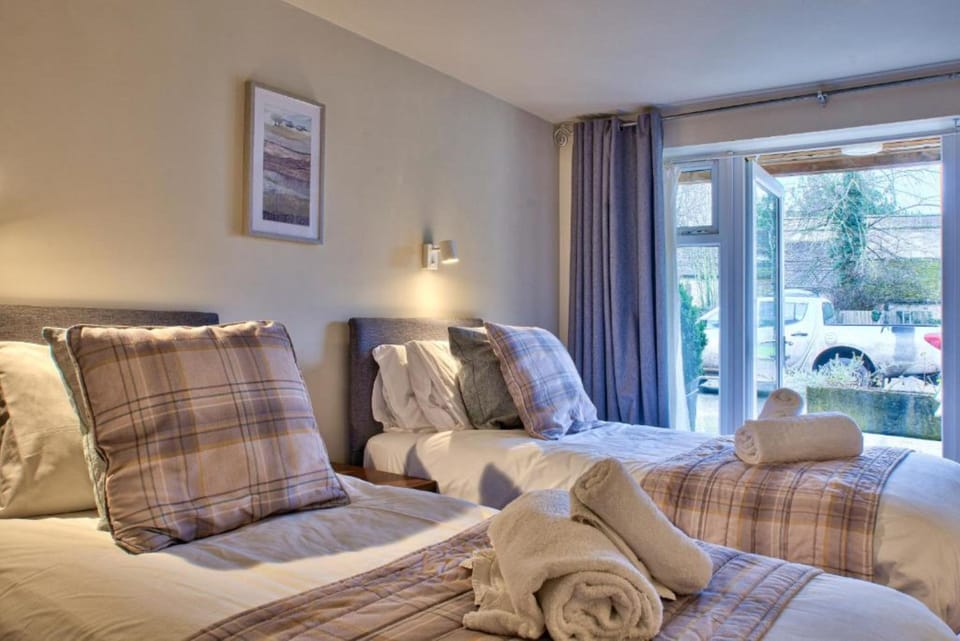 Twin Room | Premium bedding, desk, iron/ironing board, free WiFi