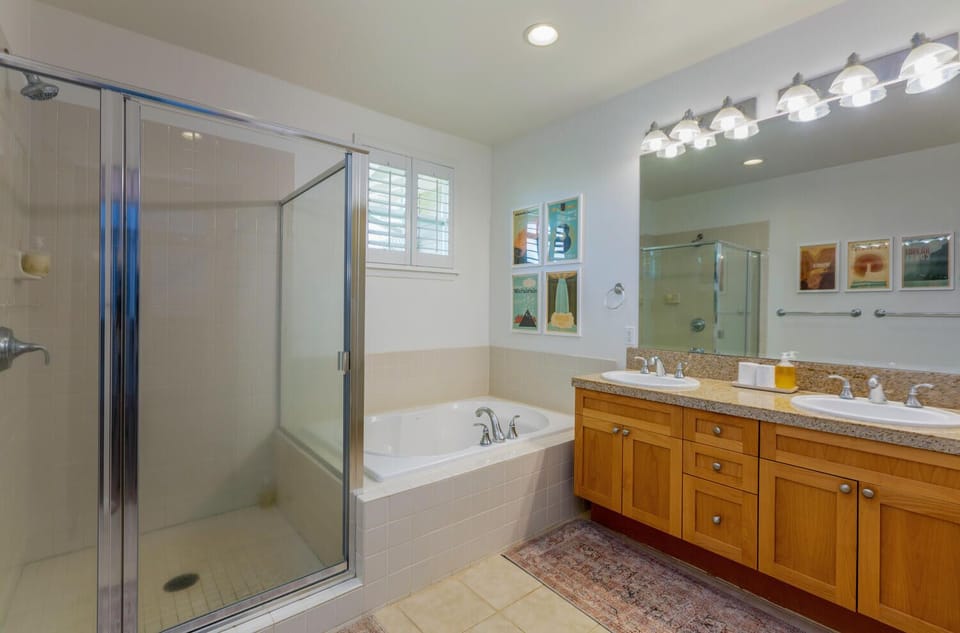 Primary en suite bathroom