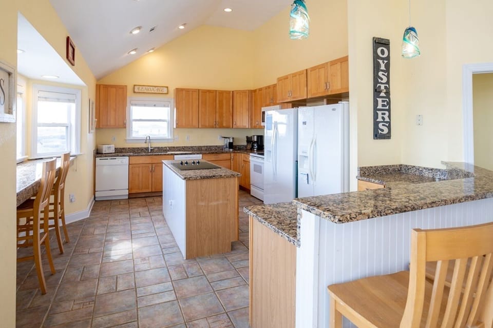 Kitchen with bar seating - Kitchen with bar seating