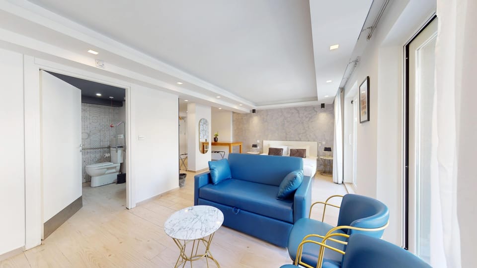 King Room with Disability Access | Blackout drapes, soundproofing, iron/ironing board, free WiFi