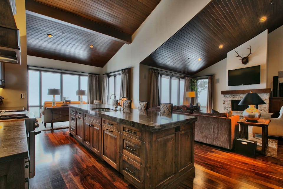 Suite, 2 Bedrooms | Private kitchen | Coffee/tea maker