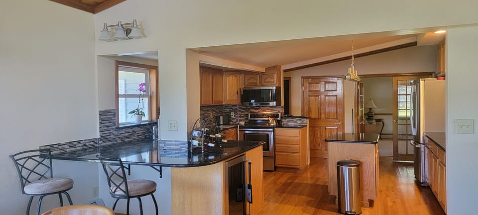 Fully stocked Granite Kitchen, Breakfast Bar, Island, Dishwasher, Wine Fridge