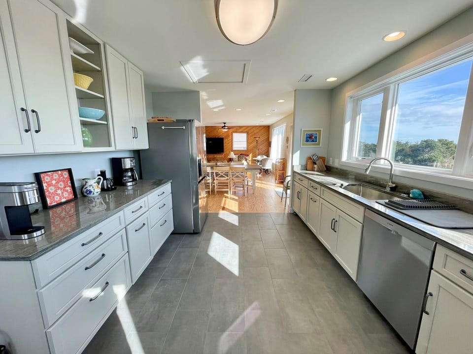 Kitchen (alternate view)